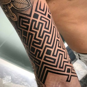 tatuaje_brazo_geometrico_logiabarcelona_juan_chazsci